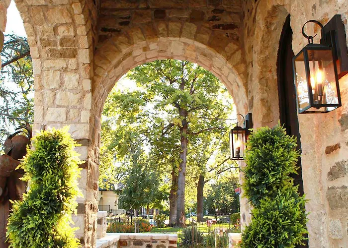 Castle Near Gathering Place Hot Tub, 3 Stories Country house