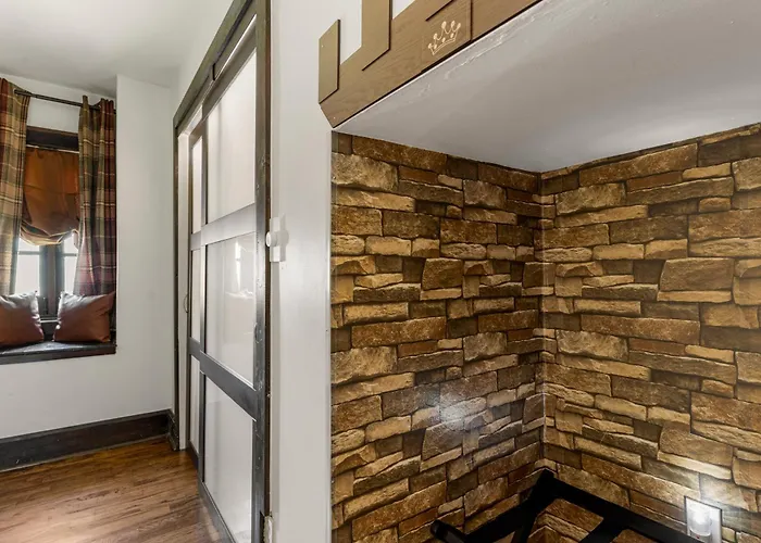 Country house Castle Near Gathering Place Hot Tub, 3 Stories Tulsa