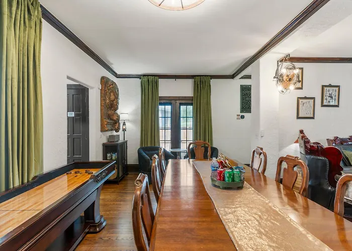 Country house Castle Near Gathering Place Hot Tub, 3 Stories