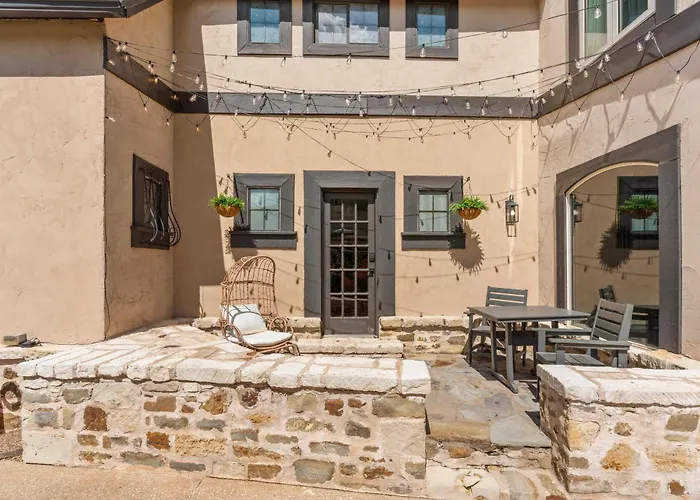 Country house Castle Near Gathering Place Hot Tub, 3 Stories *