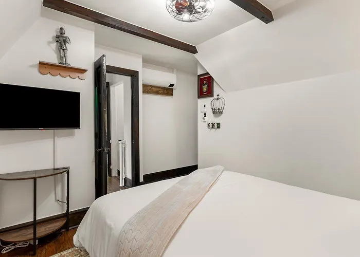 Castle Near Gathering Place Hot Tub, 3 Stories * Tulsa