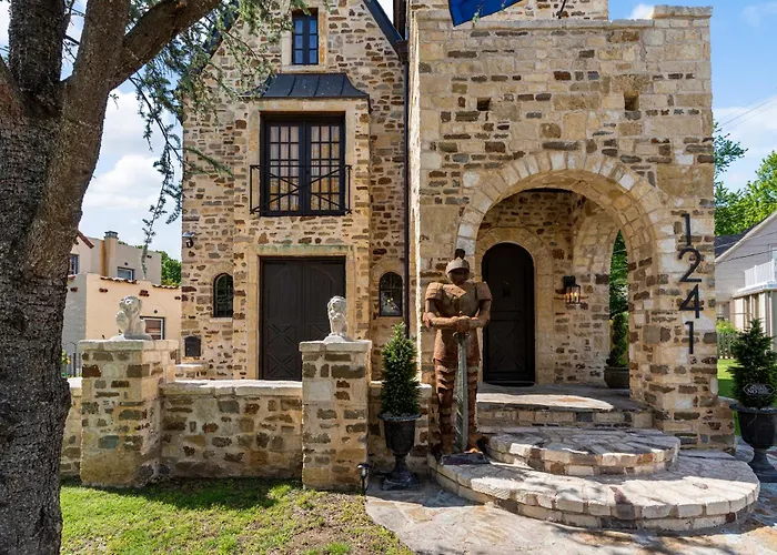 Castle Near Gathering Place Hot Tub, 3 Stories Country house