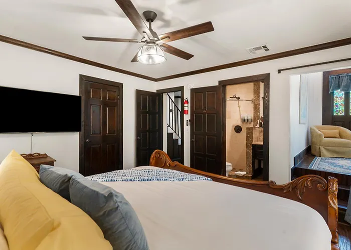 Castle Near Gathering Place Hot Tub, 3 Stories Country house *