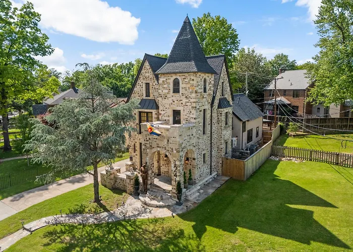 Castle Near Gathering Place Hot Tub, 3 Stories Country house Tulsa