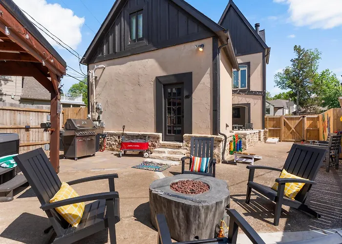 Country house Castle Near Gathering Place Hot Tub, 3 Stories *