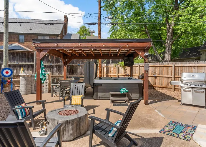 Castle Near Gathering Place Hot Tub, 3 Stories Country house Tulsa