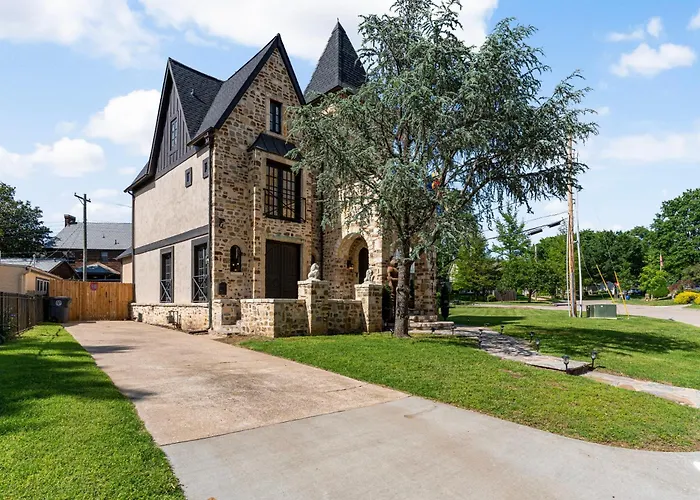 Castle Near Gathering Place Hot Tub, 3 Stories Country house