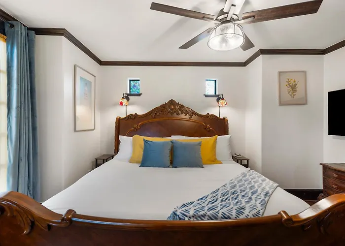 Castle Near Gathering Place Hot Tub, 3 Stories * Tulsa