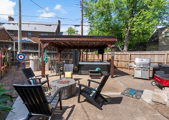 Country house Castle Near Gathering Place Hot Tub, 3 Stories