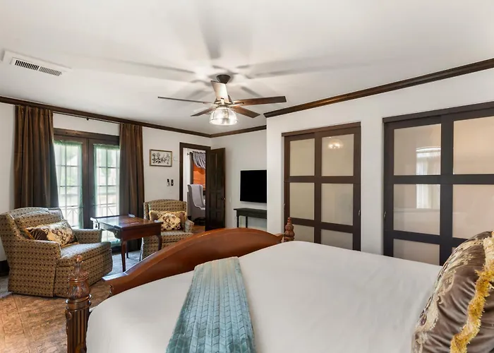 Castle Near Gathering Place Hot Tub, 3 Stories * Tulsa
