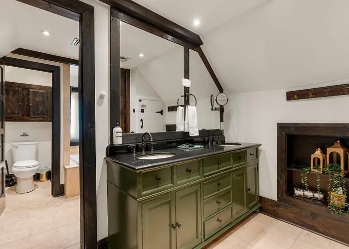 Castle Near Gathering Place Hot Tub, 3 Stories Country house *