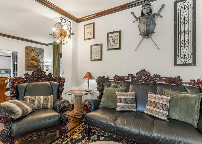 Castle Near Gathering Place Hot Tub, 3 Stories Country house