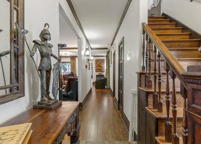 Country house Castle Near Gathering Place Hot Tub, 3 Stories