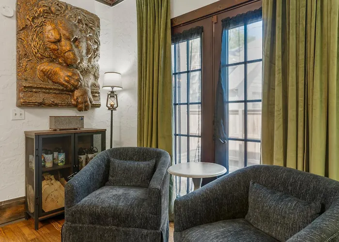 Castle Near Gathering Place Hot Tub, 3 Stories Country house *