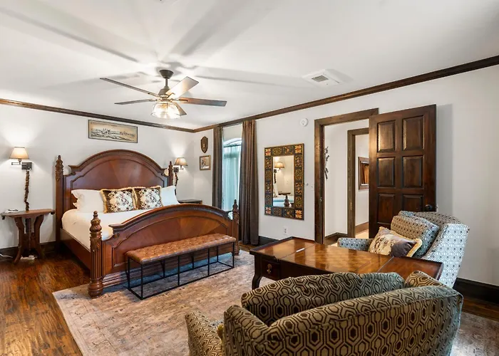 Country house Castle Near Gathering Place Hot Tub, 3 Stories *
