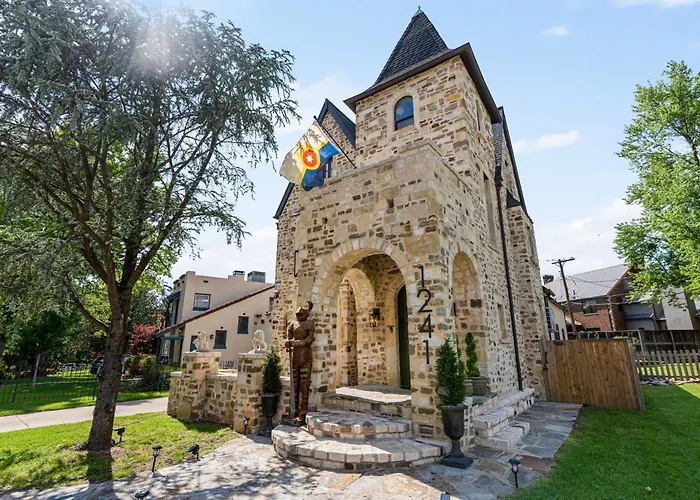 Country house Castle Near Gathering Place Hot Tub, 3 Stories Tulsa