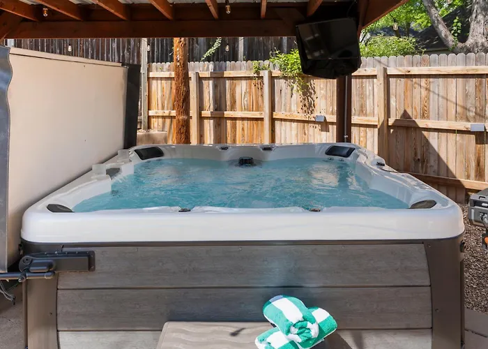 Country house Castle Near Gathering Place Hot Tub, 3 Stories