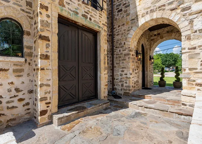 Castle Near Gathering Place Hot Tub, 3 Stories *