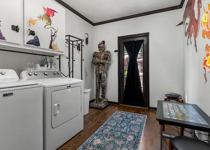 Castle Near Gathering Place Hot Tub, 3 Stories Country house
