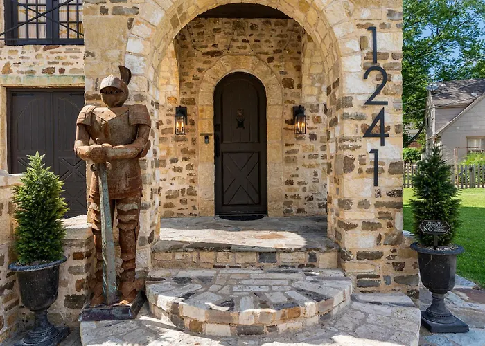Castle Near Gathering Place Hot Tub, 3 Stories Country house