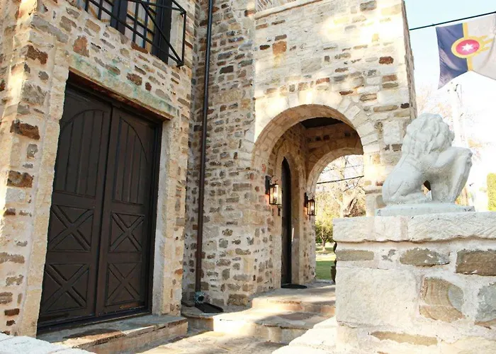 Castle Near Gathering Place Hot Tub, 3 Stories Country house